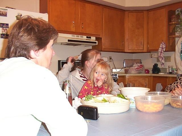 Sitting around talking: Aunt Teri, Paige, Carrie