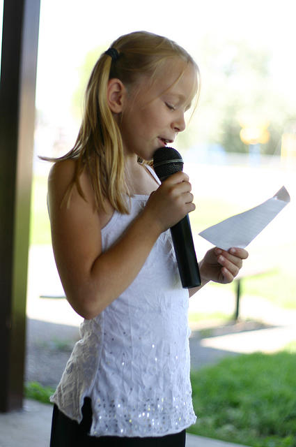 Carrie reading her introduction at her Karaoke Concert