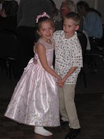 A little boy and girl who danced for a long time, they were so cute!